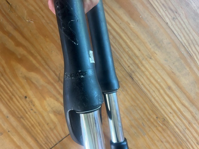 SR Suntour XCE 27.5″ QR Disc Suspension Fork 100mm travel, 1-1/8″ Steerer Tube