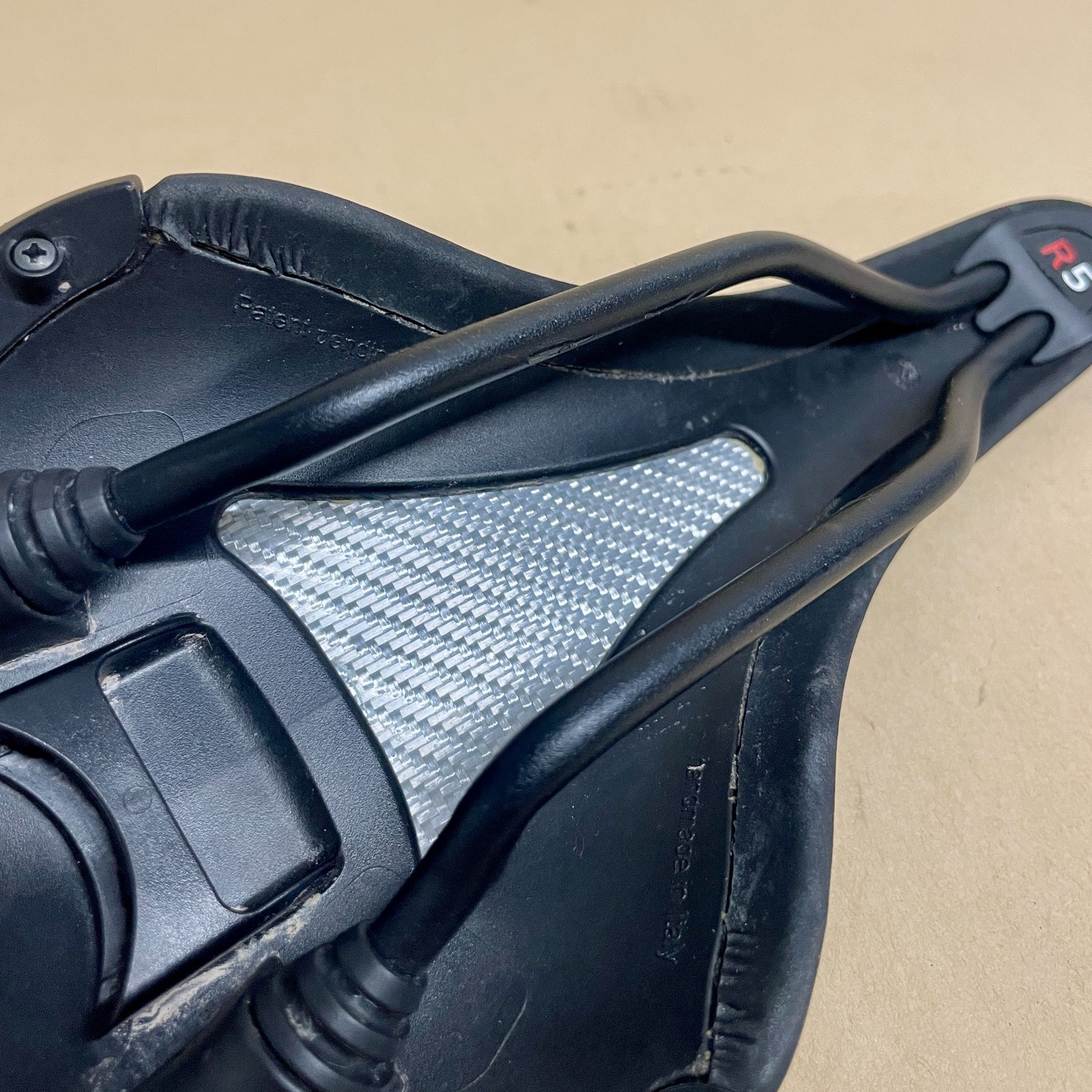 used Fizik Aliante R5 Alloy Rail 138mm x 280mm Saddle 235g Road Racing Endurance