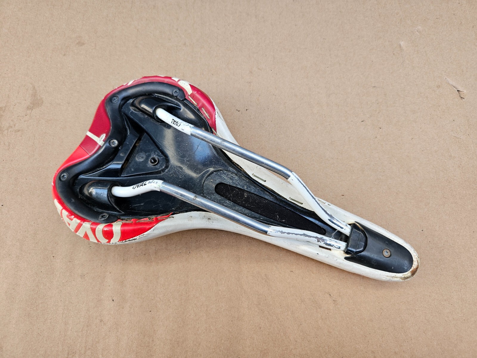 Oval Concepts (Fuji) 300 Road Bike Saddle White Red