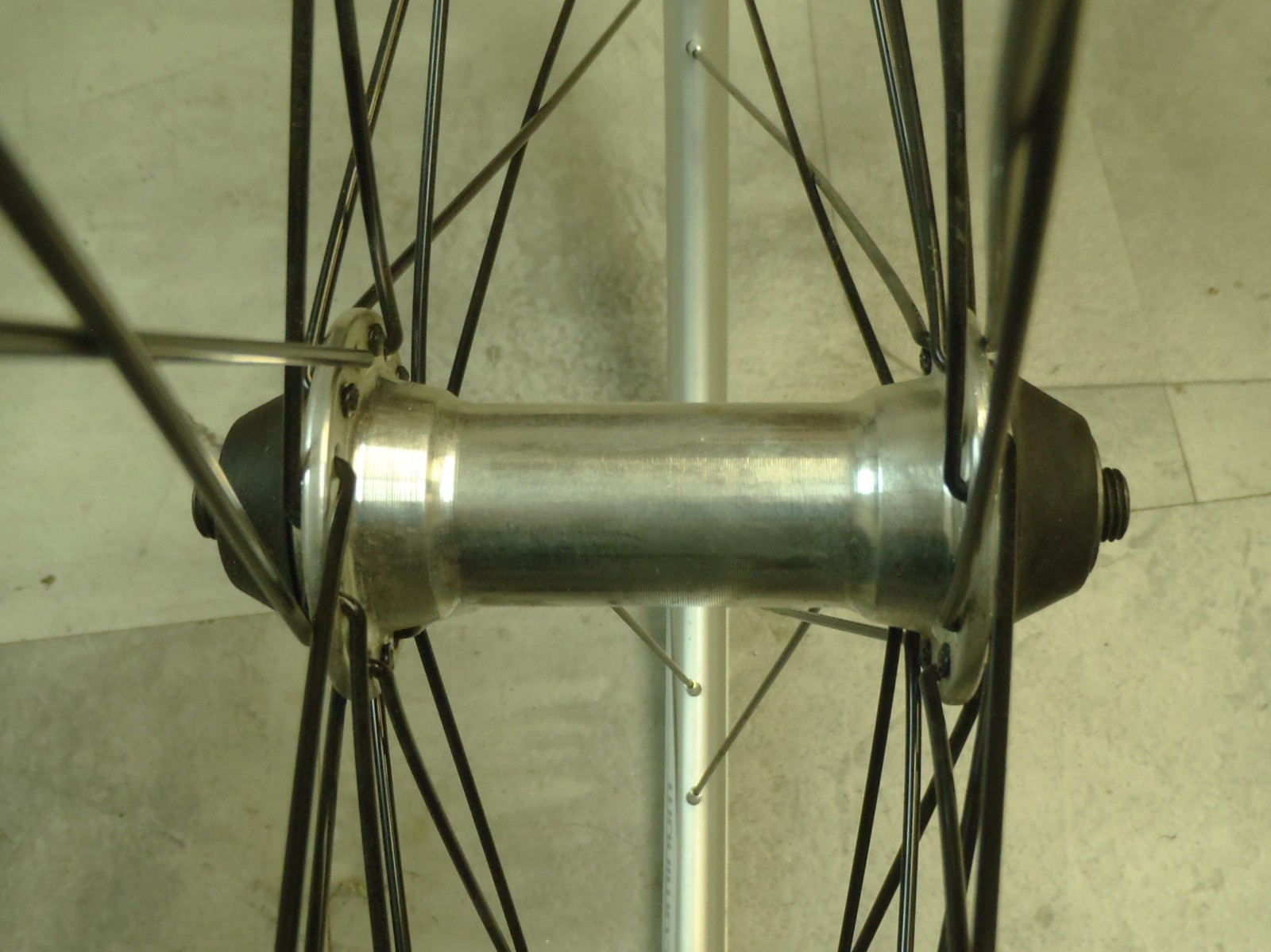 SCHWINN AERO FRONT 700C SILVER ALUMINUM RIM/HUB BICYCLE RIM FWH65