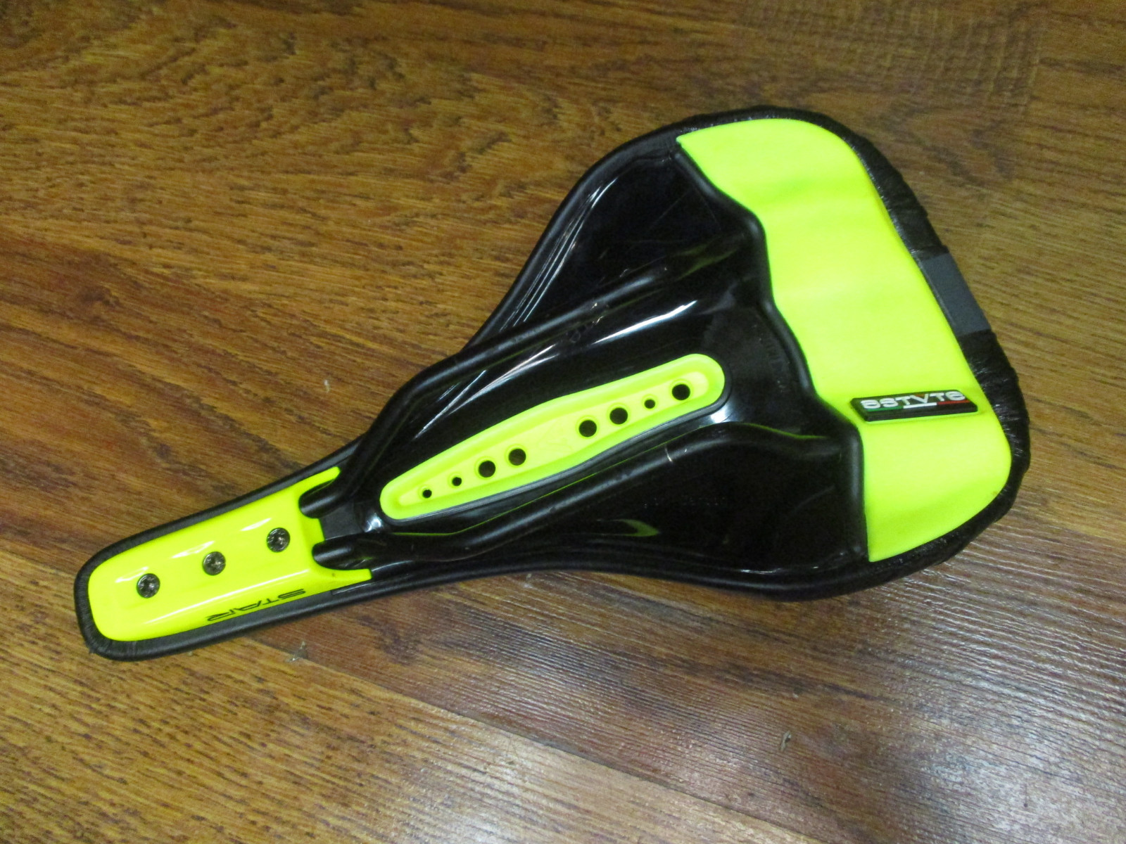 ASTUTE STAR TIANIUM RAILED ROAD RACING SADDLE 130