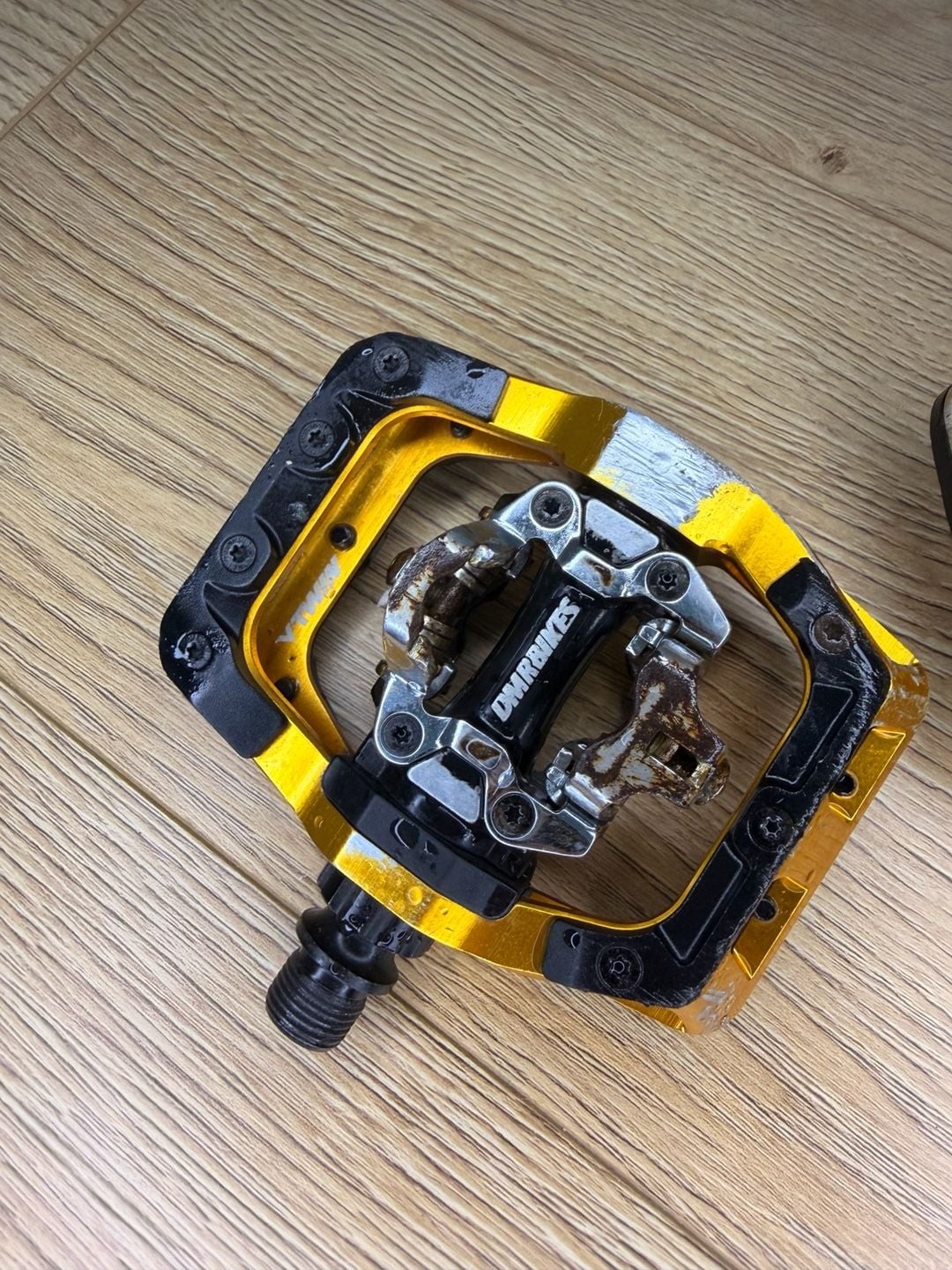 DMR Bikes V-Twin Clipless Mountain Bike Pedals – Gold