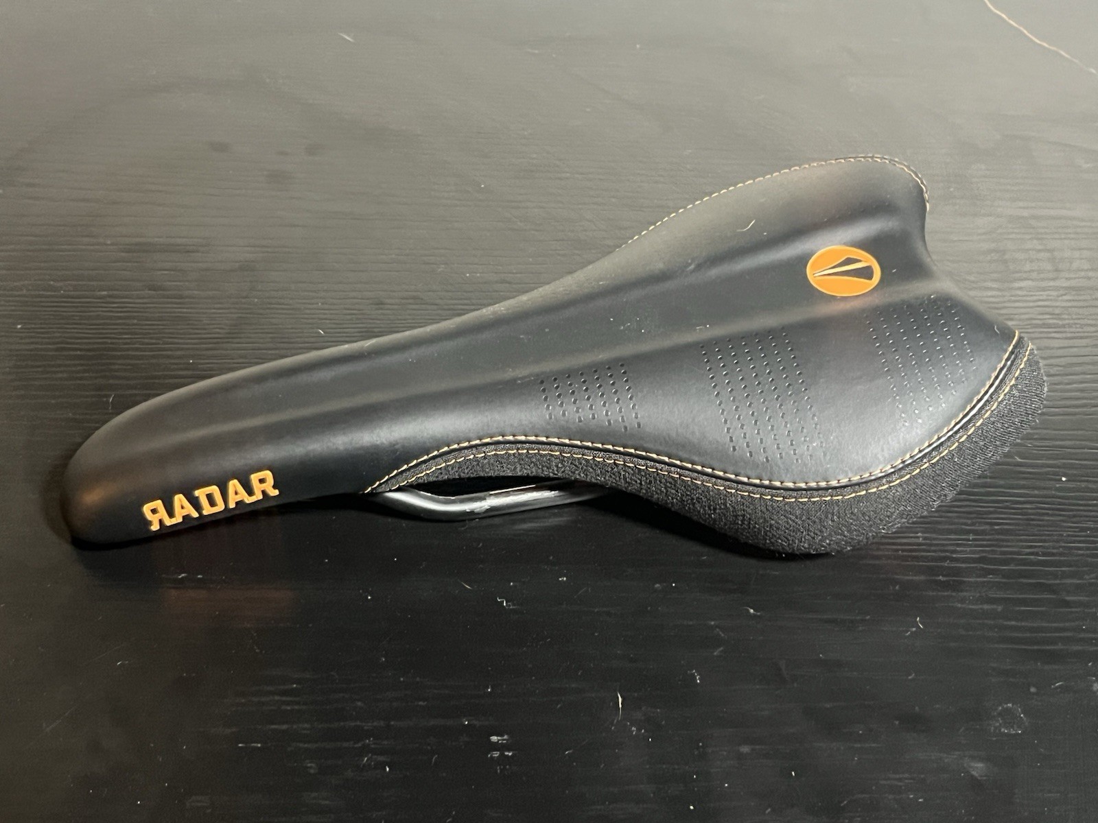 SDG Radar Saddle Black/Orange – 235g
