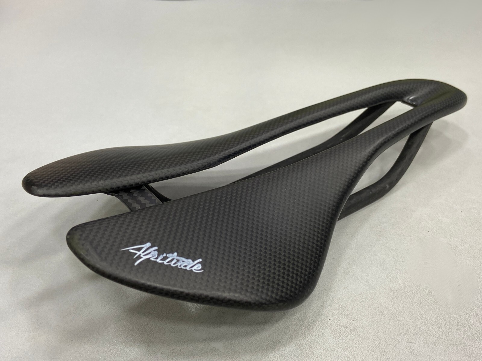 Alpitude Gardena Carbon Modern Road Saddle (128mm/140mm/150mm) 1K Plain Black