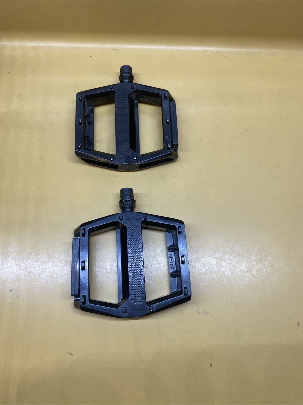 Black HF HF-708 Aluminum 9/16″ Flat / Platform Pinned MTB Pedals With Reflectors