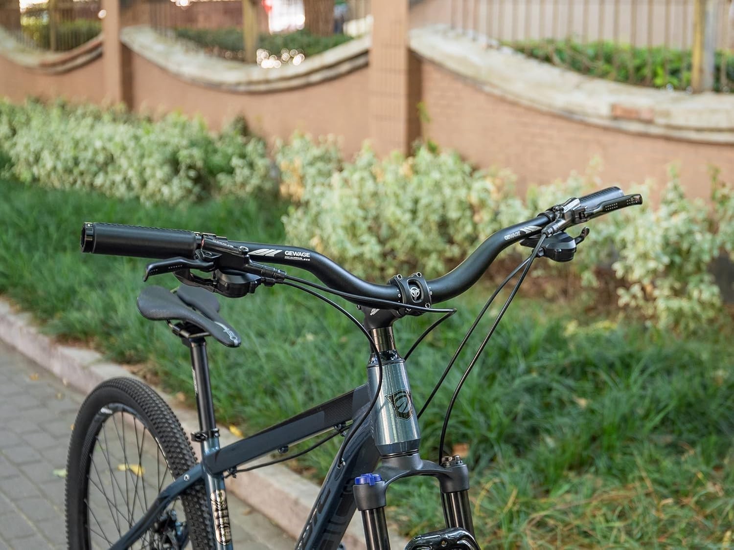 Ergonomic 31.8mm Aluminium Handlebar for Mountain Bikes – 780mm Width Options