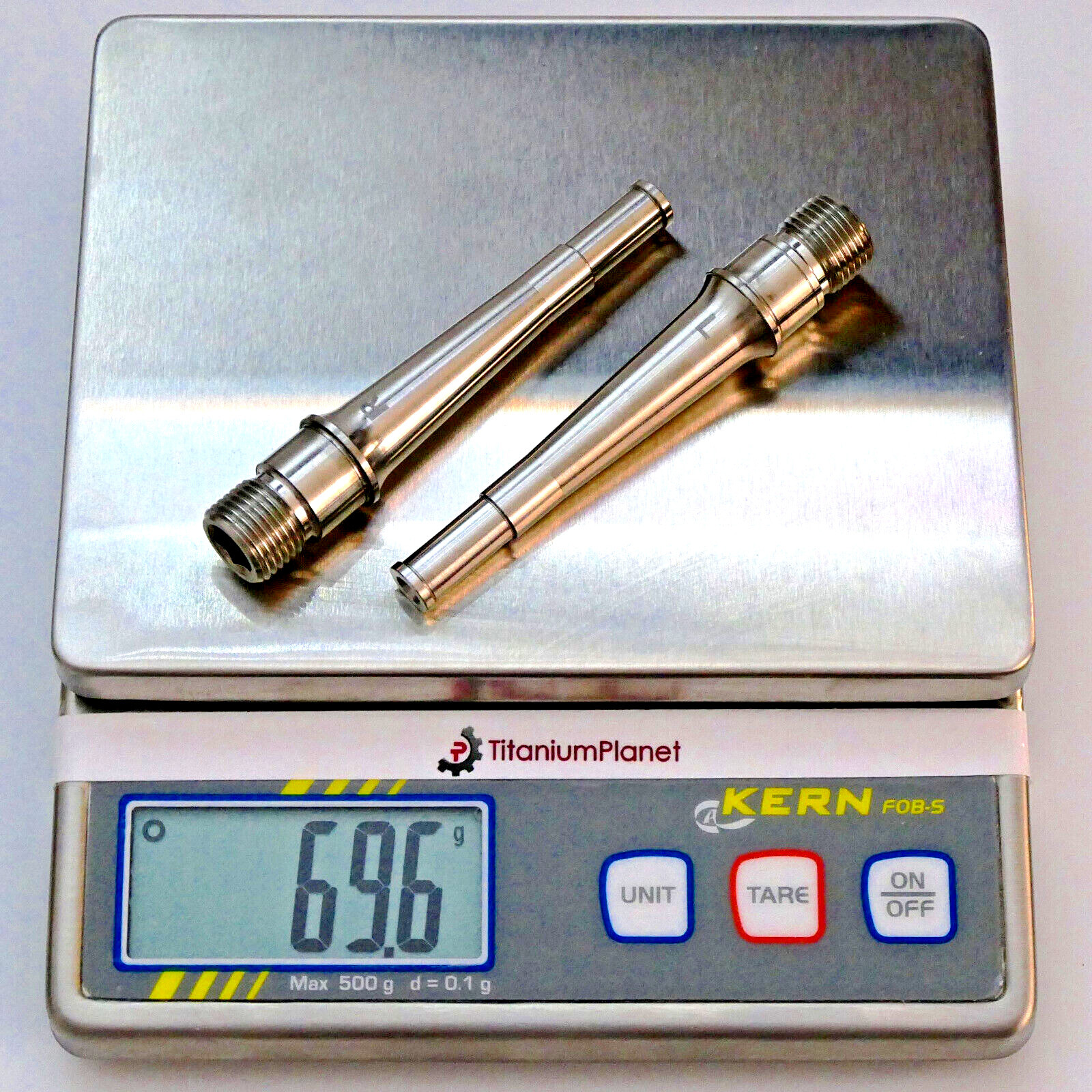 RACE FACE Atlas v2 since 2022: 2 pedal Axles in TITANIUM. 43% lighter! 4 Colors!