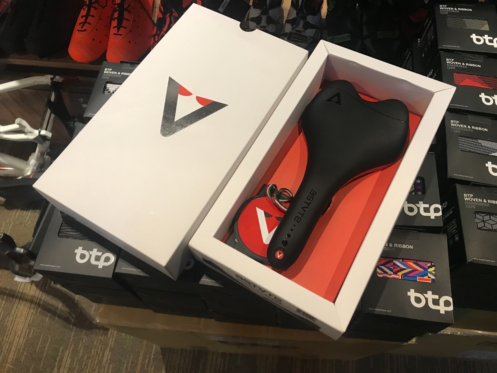 Astute Skylite SR Bike Saddle black-red-BLACK 135mm Carbon Rail Road