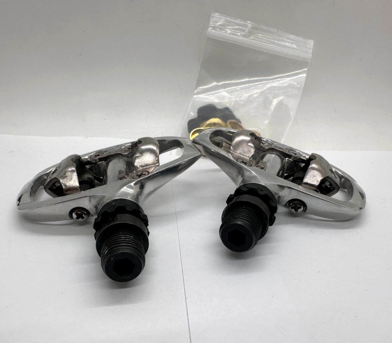 Shimano SPD Cycling Pedals Spinning Mountain Bike PD-A520 MTB Clipless 2 BOLT