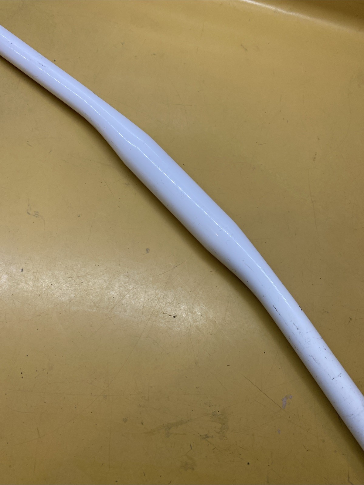 White FSA V-Drive Aluminum 600mm x 9* x 4* x 31.8 Flat Handlebar