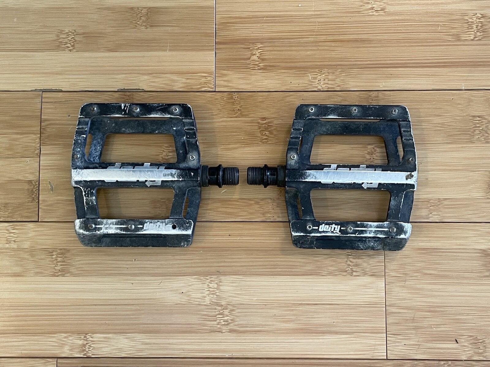 Deity Black Kat Platform Flat Down Mountain Bike BMX Enduro Pedals 9/16”