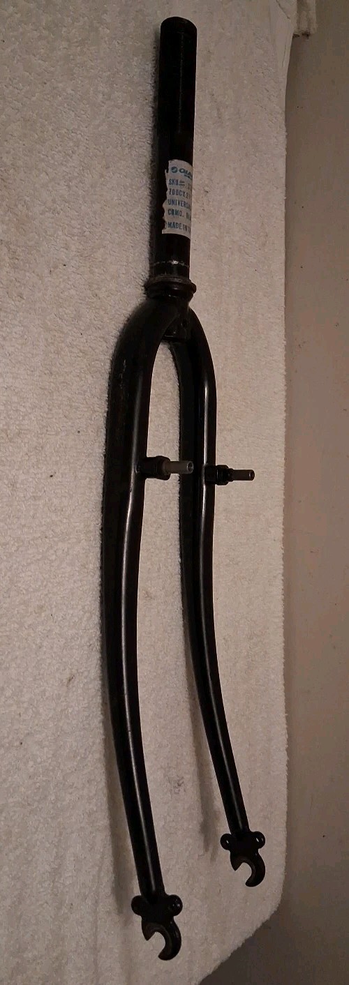 Giant Brand 700c Universal CRMO. Black Taiwan Fork 1″ X 7″ Threaded Gloss Black