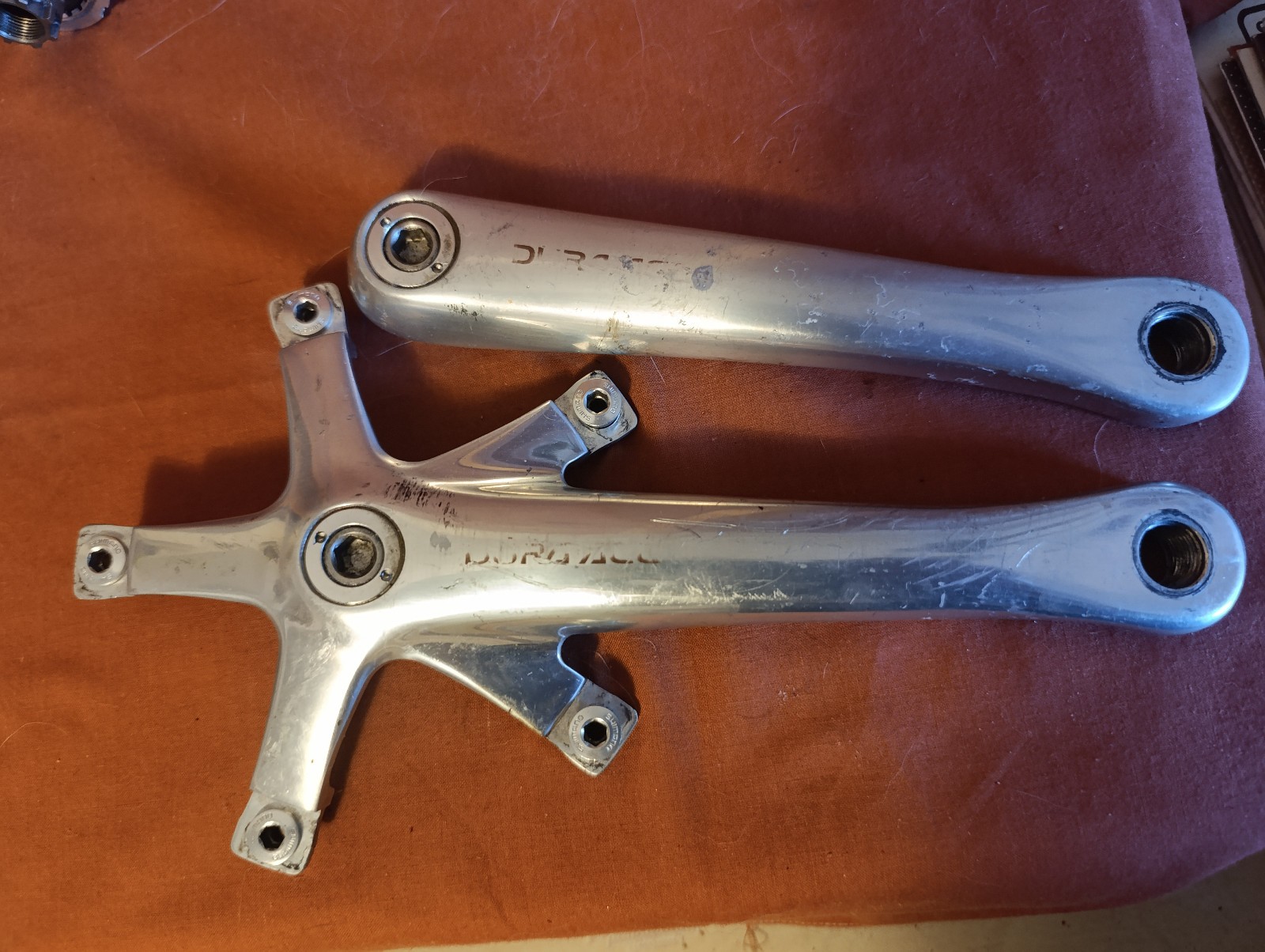 Shimano octalink Dura Ace FC 7700 crankset with bottom bracket. ref. T 103