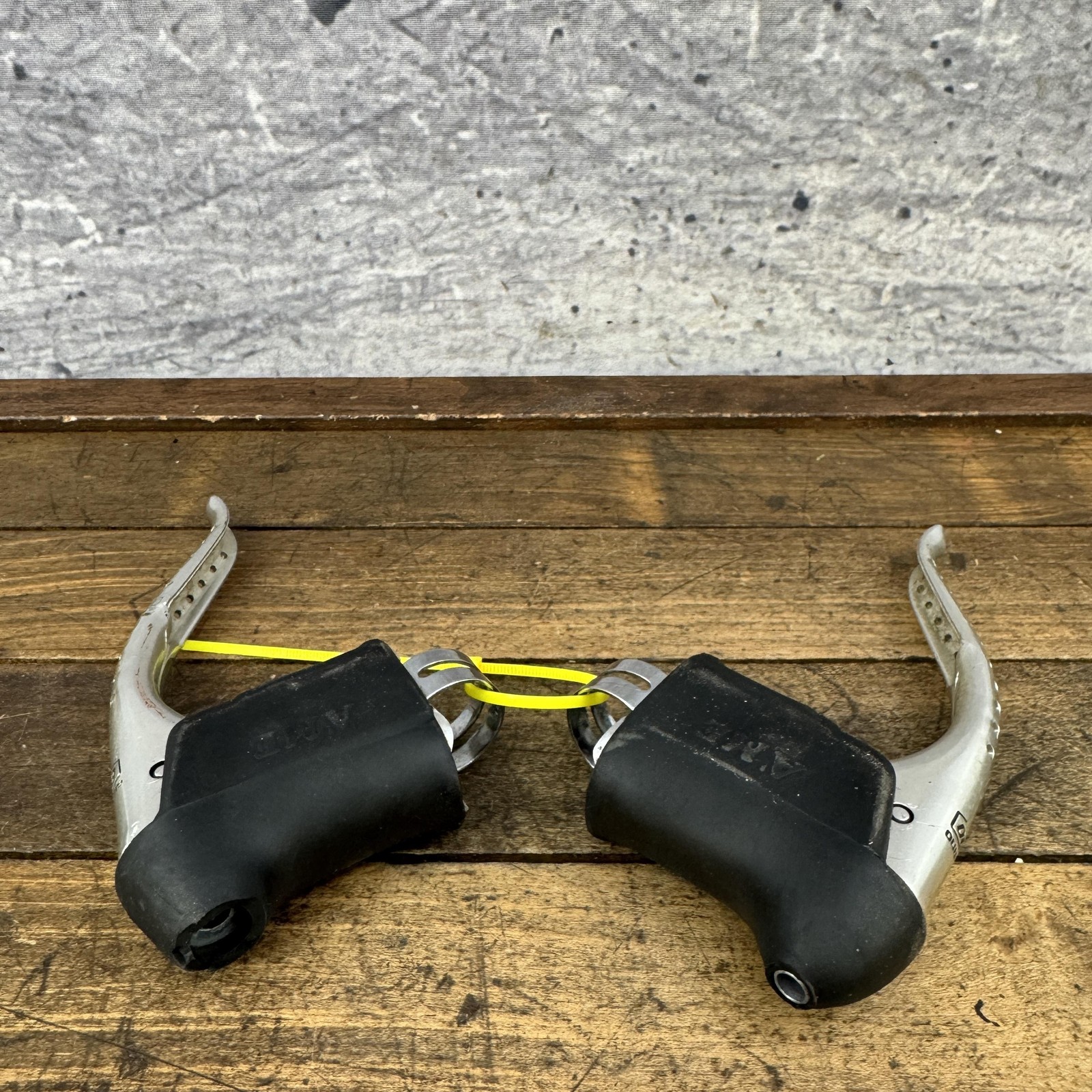 Vintage Shimano 600 Arabesque Brake Levers Drilled A’ME Hoods Drop Bar Road Bike