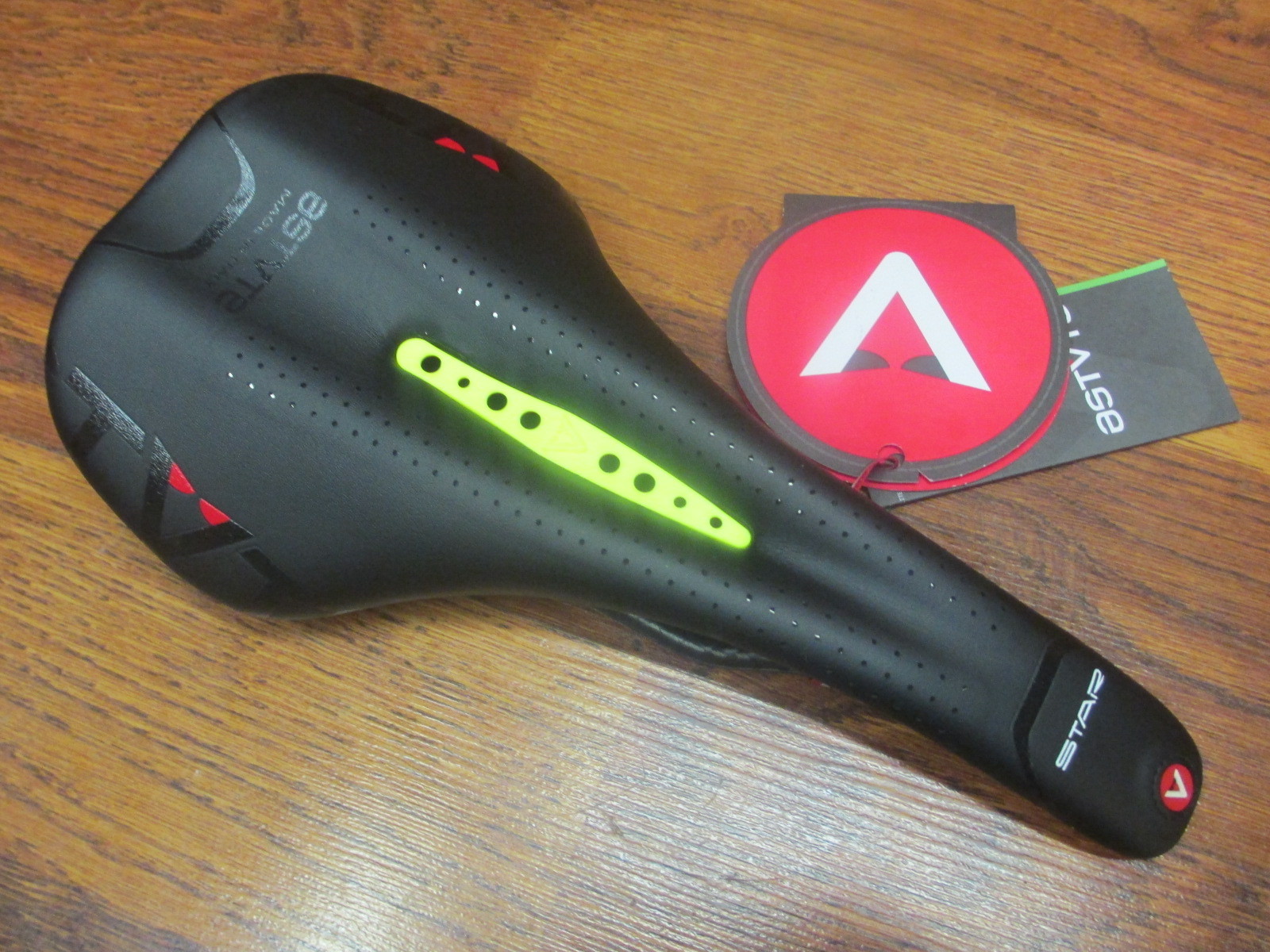 ASTUTE STAR LITE CARBON RAILED ROAD RACING SADDLE 135 X 270 ROUND