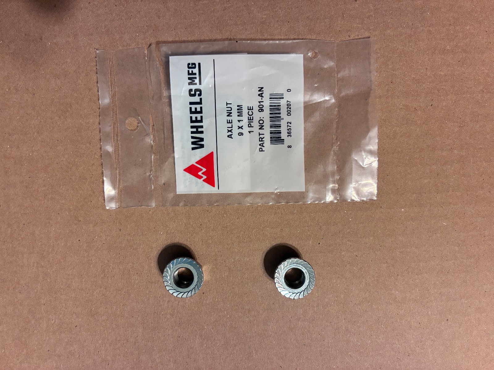 Wheels Manufacturing – 155mm x 1mm x 9mm Solid Axle with 2x9mm Track Nuts