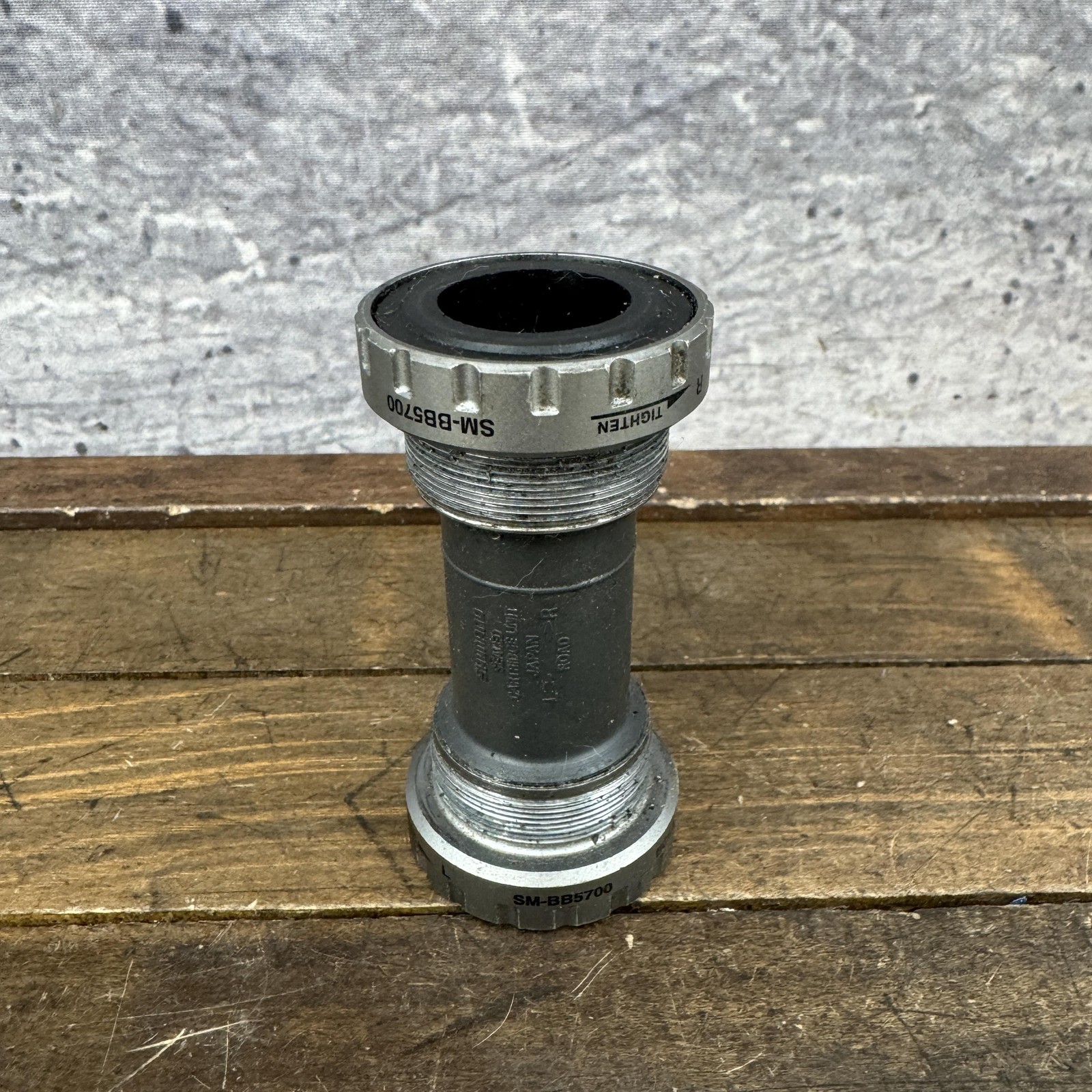 Shimano SM-BB5700 Bottom Bracket 68mm BSA 1.37x24T Road Hollowtech II Silver