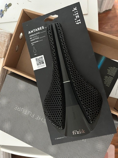 FIZIK ANTARES VERSUS EVO 00 ADAPTIVE Saddle 139mm Black w/box – 168grams