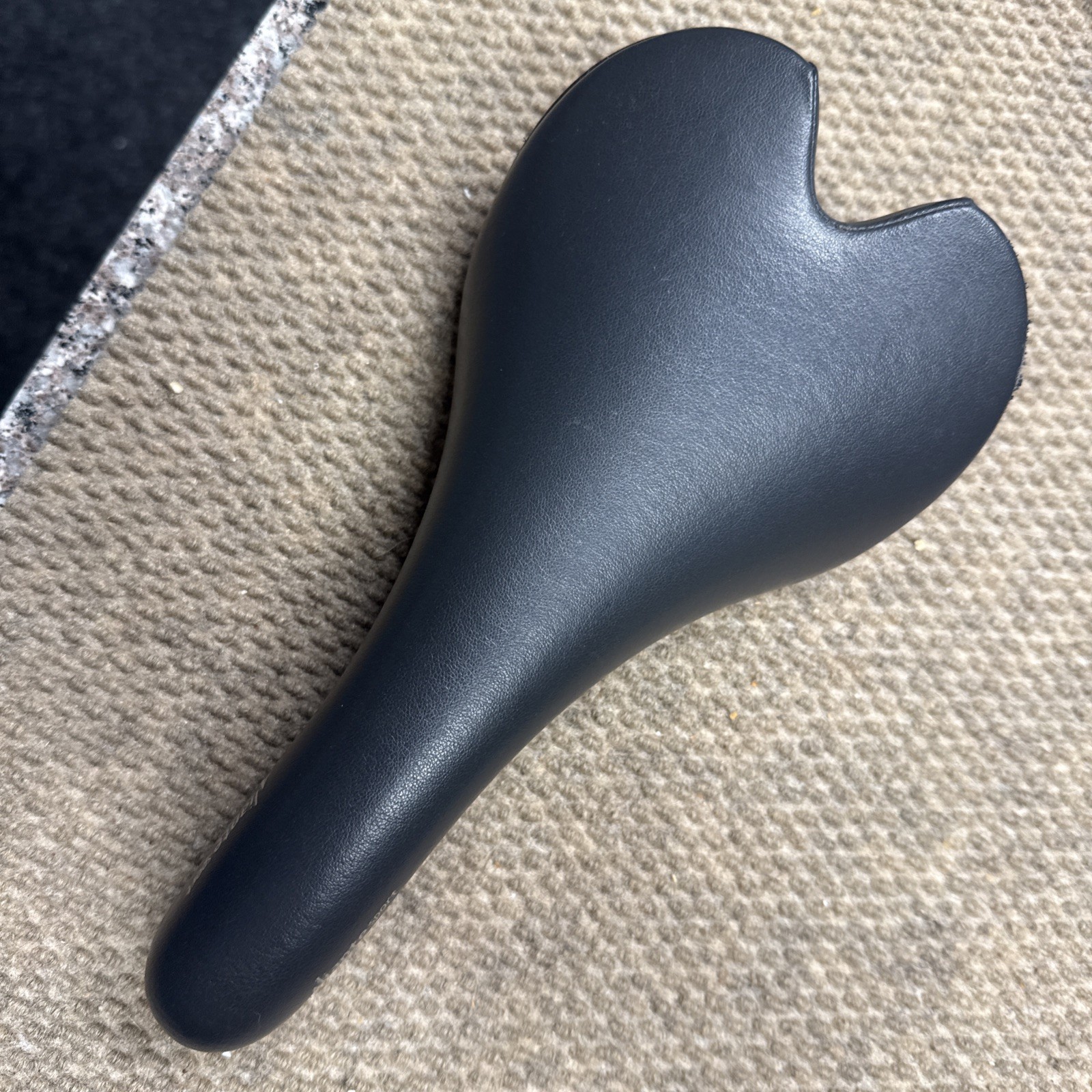 Aliante Sport Saddle FI’ZI:K MADE IN ITALY LEATHER 9.9OZ USED CONDITION