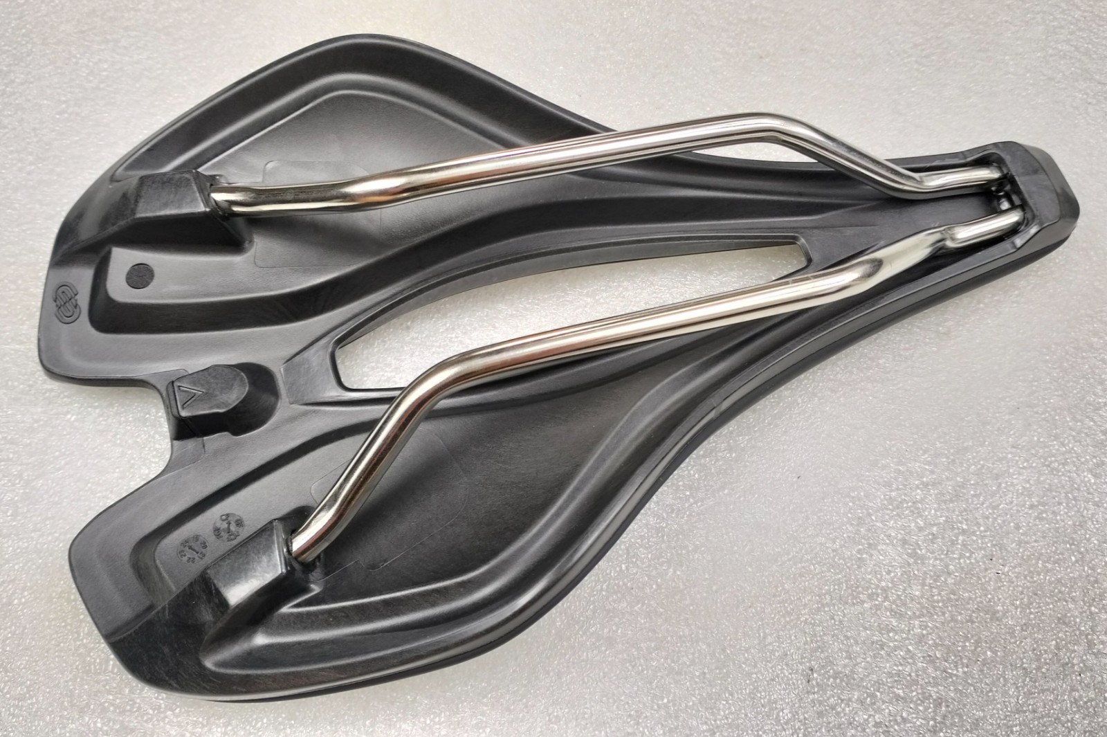 GIANT FLEET SL BLACK SADDLE 248X145MM SHORT NOSE CARBON COMPOSITE WEIGHT 222g
