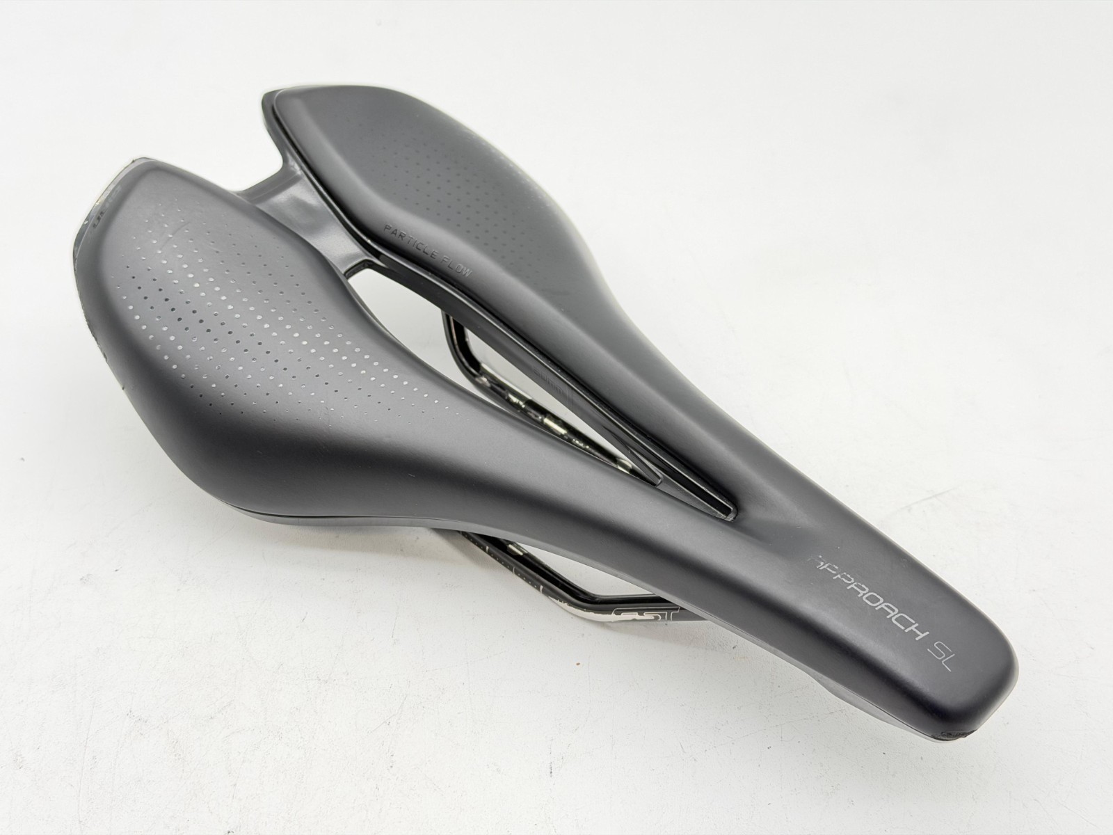 Giant Approach Particle Flow Bicycle Saddle 145mm