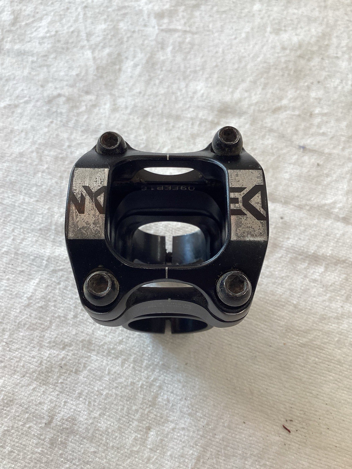 TruVativ Descendant Stem – 40mm, 31.8 Clamp, +/-0, 1 1/8″, Aluminum, Black