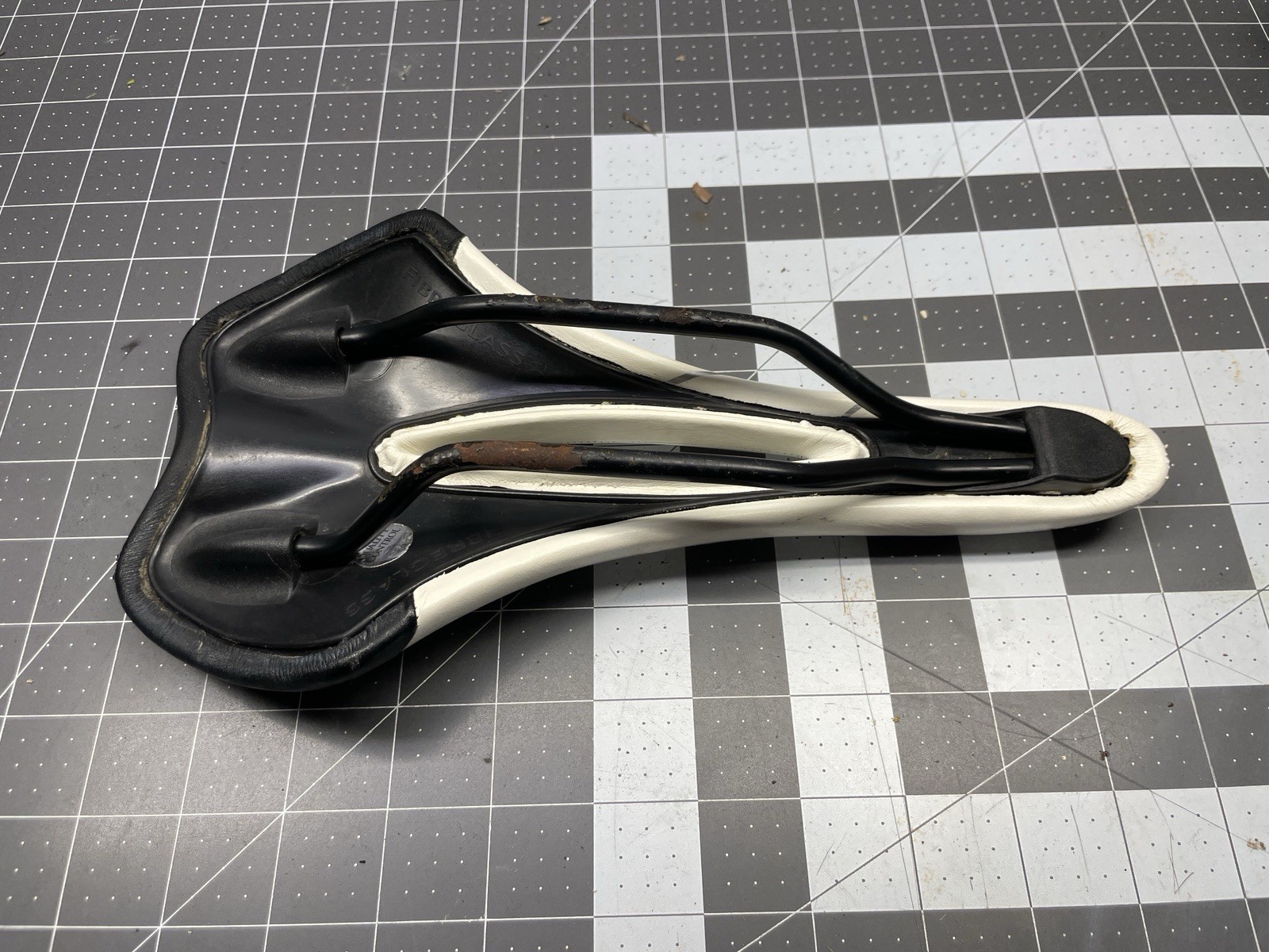 Selle Italia SL Saddle Black/White – Fiberglass Shell, Manganese Rails (140mm)