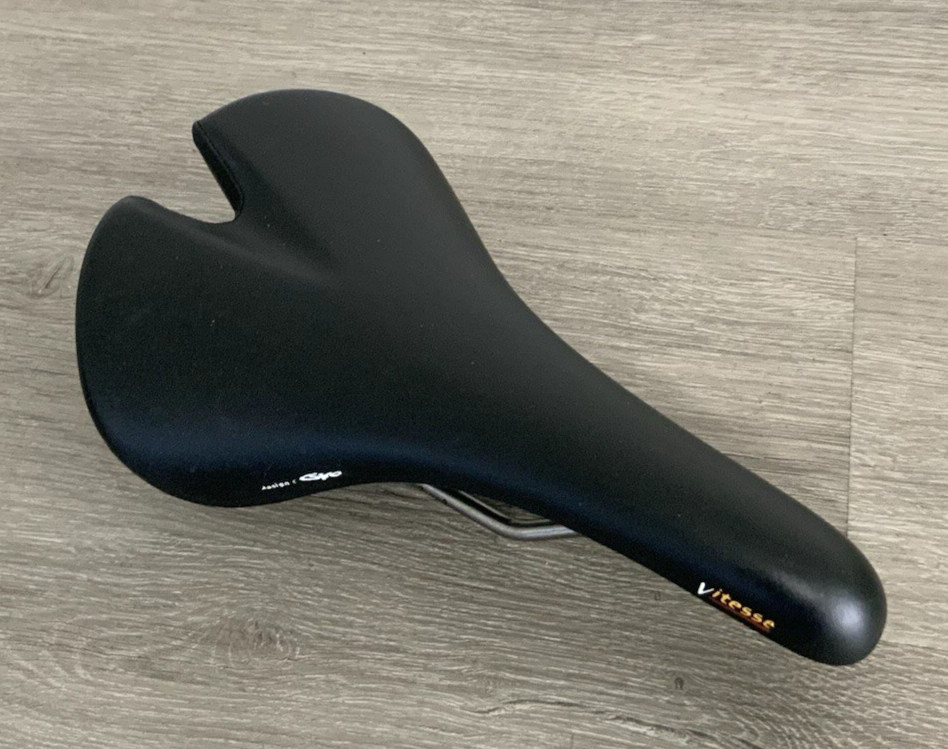 FIZIK VITESSE ROAD BIKE SADDLE 264 GRAMS 150 MM X 280 MM DISPLAY ONLY TITANIUM