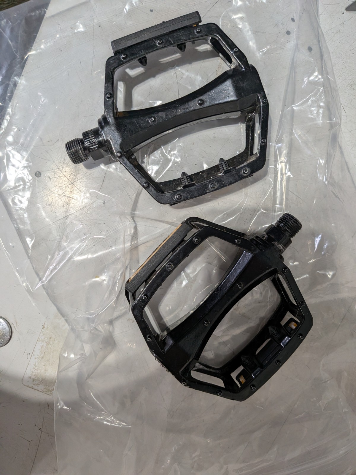 Black Metal Flat/Platform Bicycle Pedals Pair w/ Reflectors – Road MTB City
