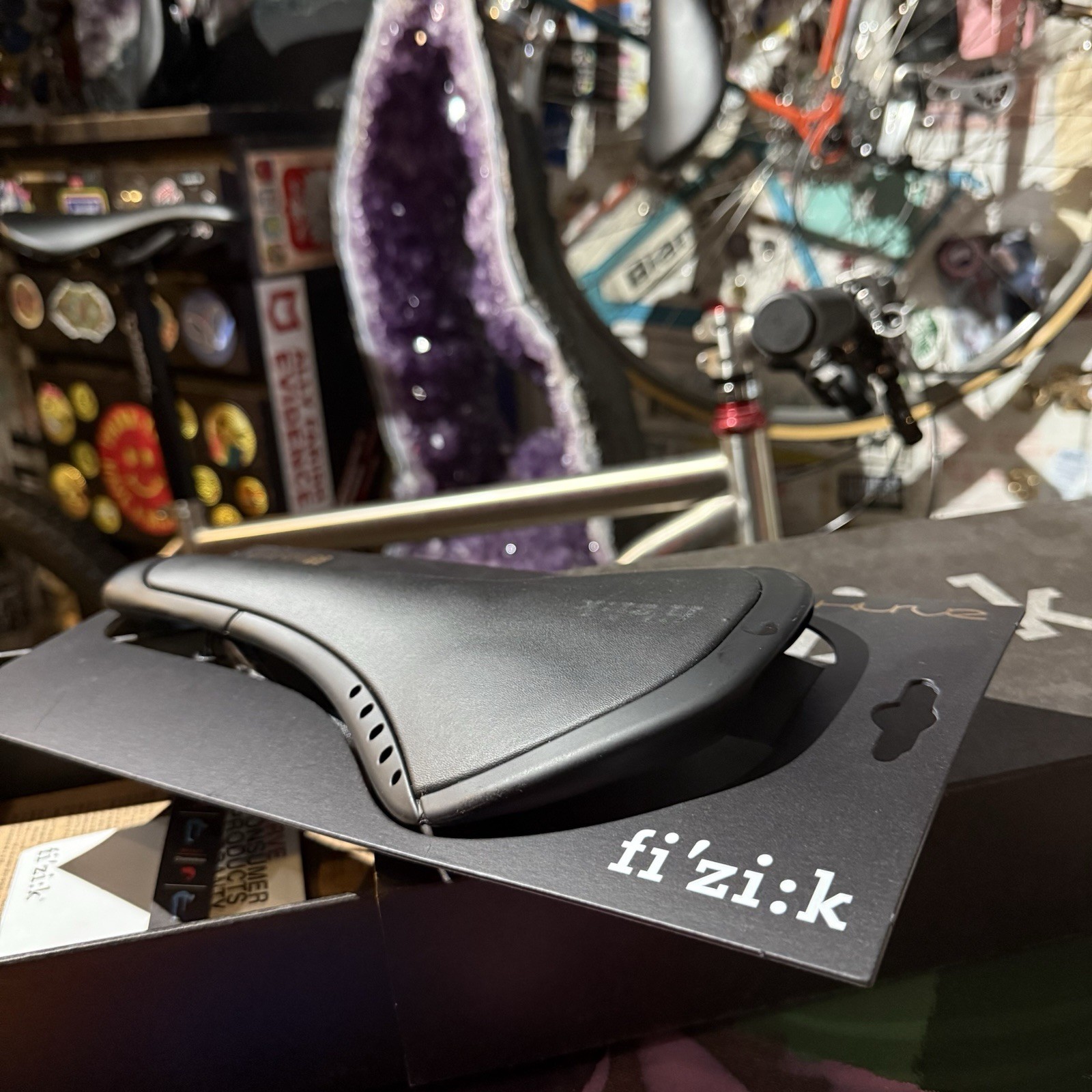 NOS FIZIK KURVE CHAMELEON CARBON RAIL SADDLE – 185 GRAMS – NEW IN BOX / COMPLETE