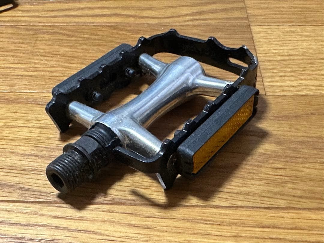 CAAD8 genuine flat pedal