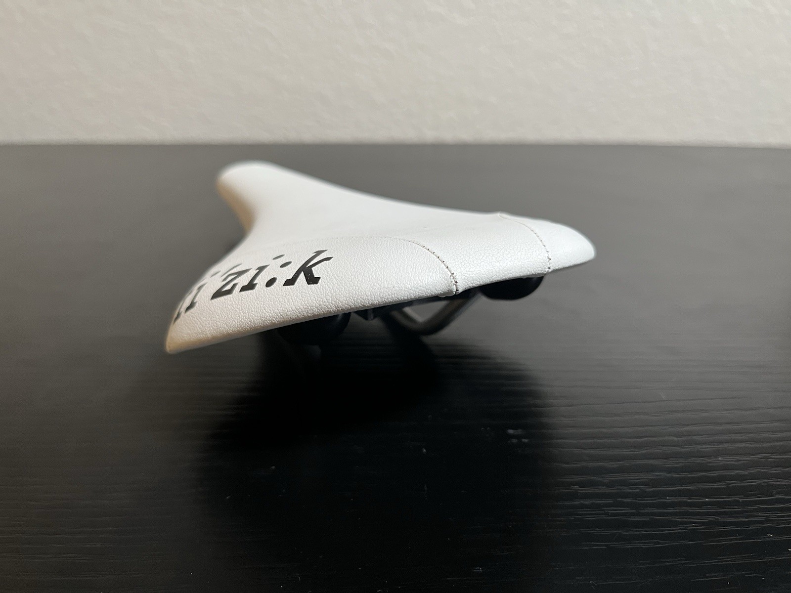 fi’zi:k Antares Racing Saddle Seat White 211g