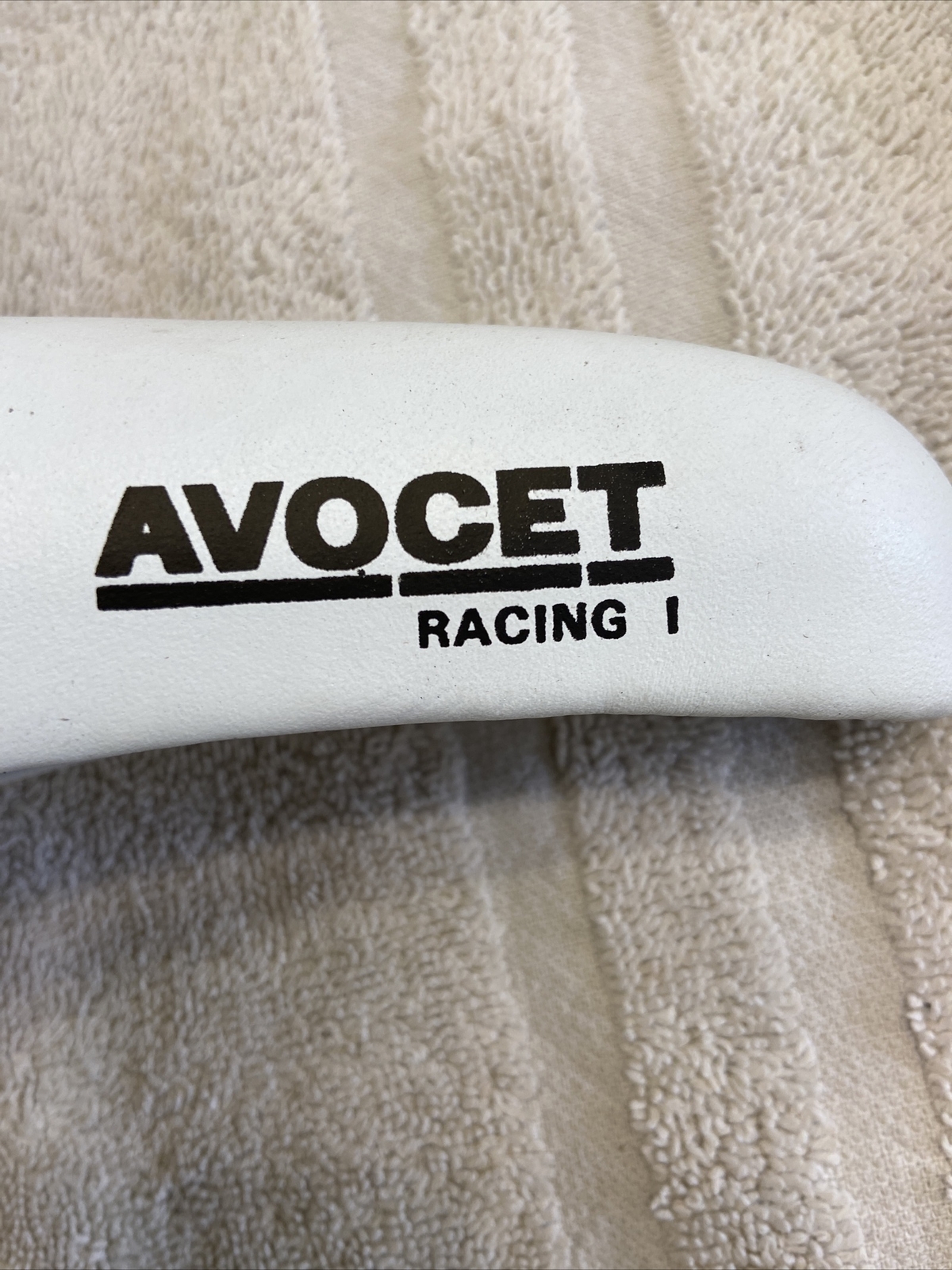 Avocet Racing I saddle NOS – White + pair of Avocet white nylon toe straps