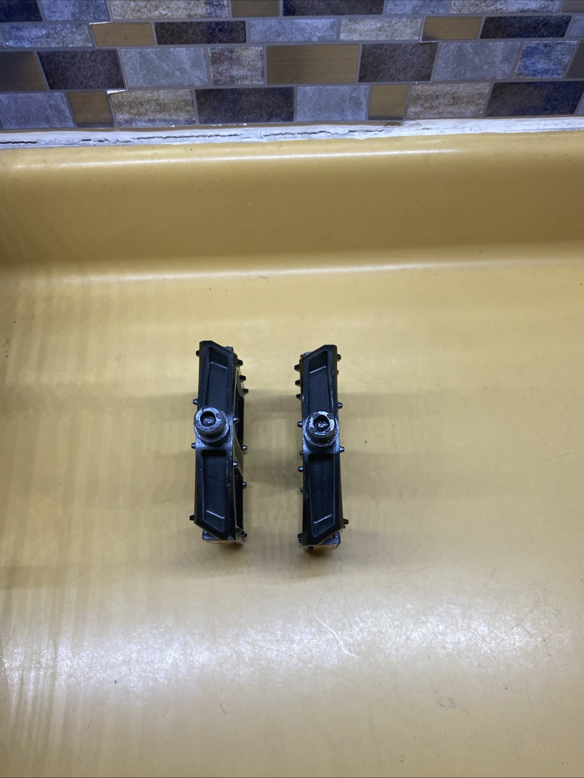 Black HF HF-708 Aluminum 9/16″ Flat / Platform Pinned MTB Pedals With Reflectors