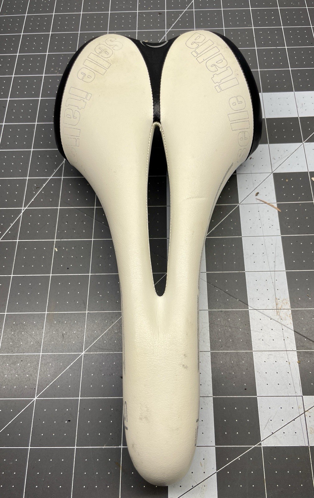 Selle Italia SL Saddle Black/White – Fiberglass Shell, Manganese Rails (140mm)