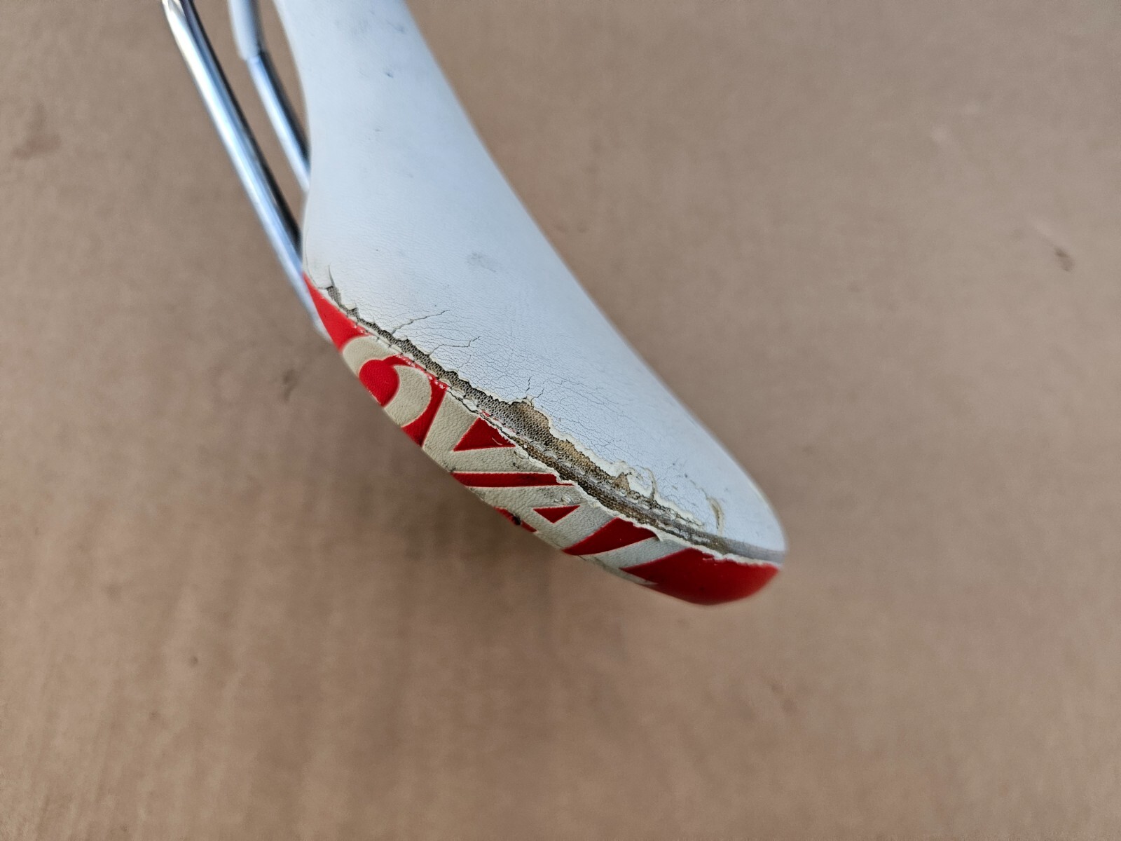 Oval Concepts (Fuji) 300 Road Bike Saddle White Red