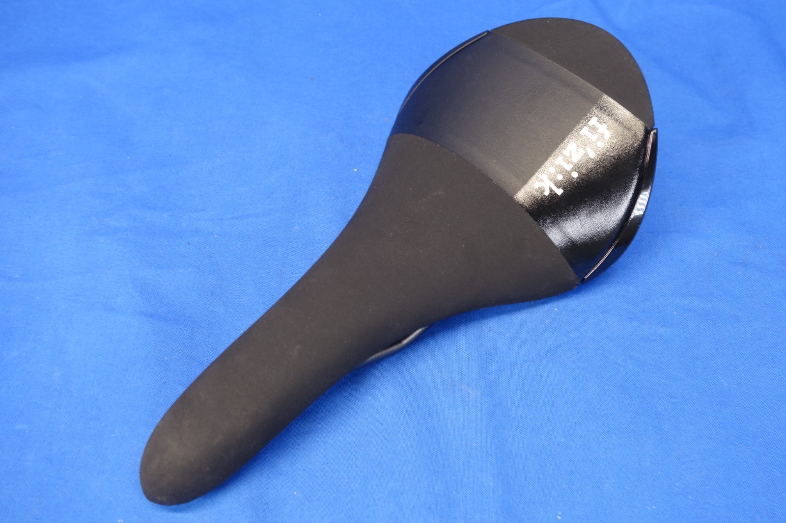 Fizik Aliante R3 Bike Saddle, Bicycle Seat, Kium Titanium Ti Alloy Rails