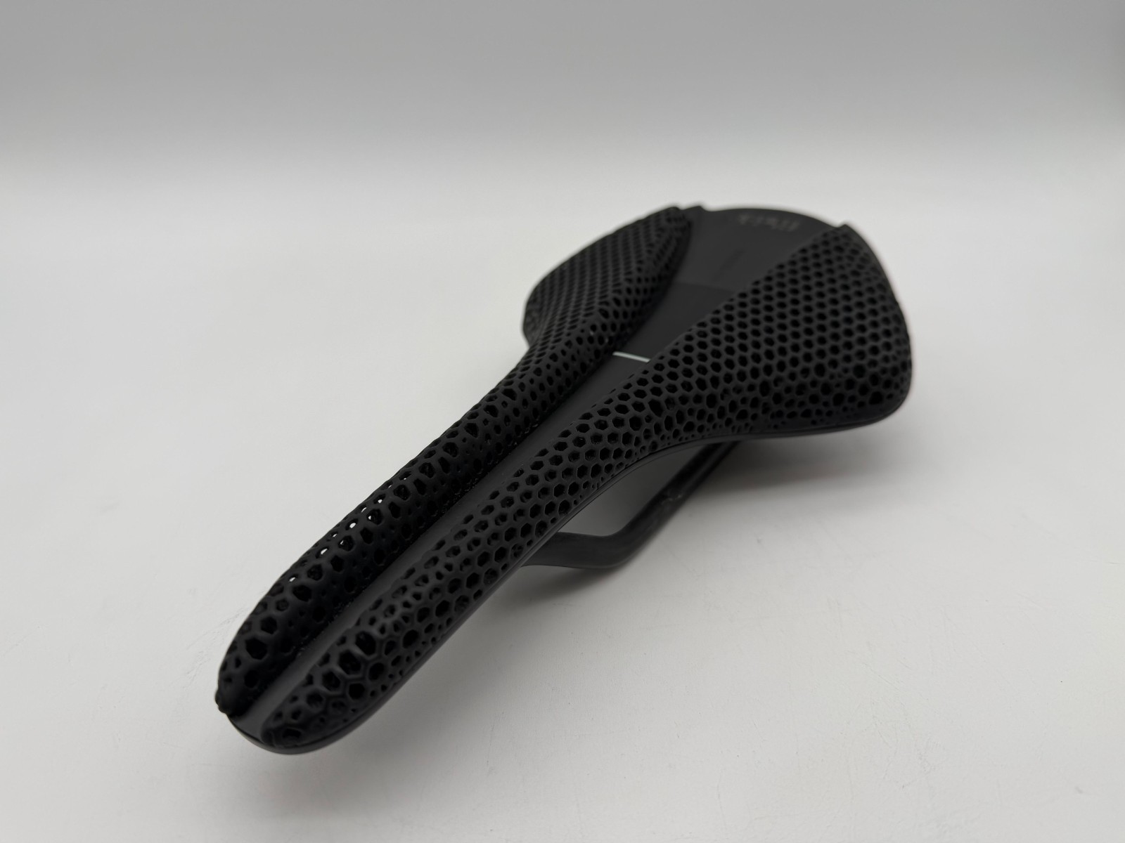 Fizik Versus EVO Adaptive 3D Printed Carbon Fiber Road Saddle 146mm wide x 270mm