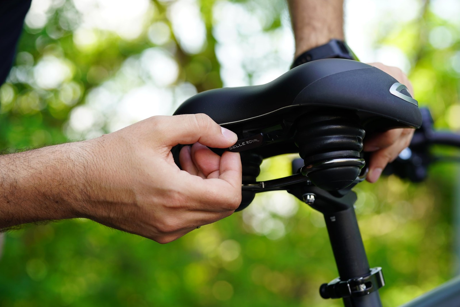 Lookin Basic Relaxed, Unisex Bike Seat for Any Type of Riding, Black, One Size