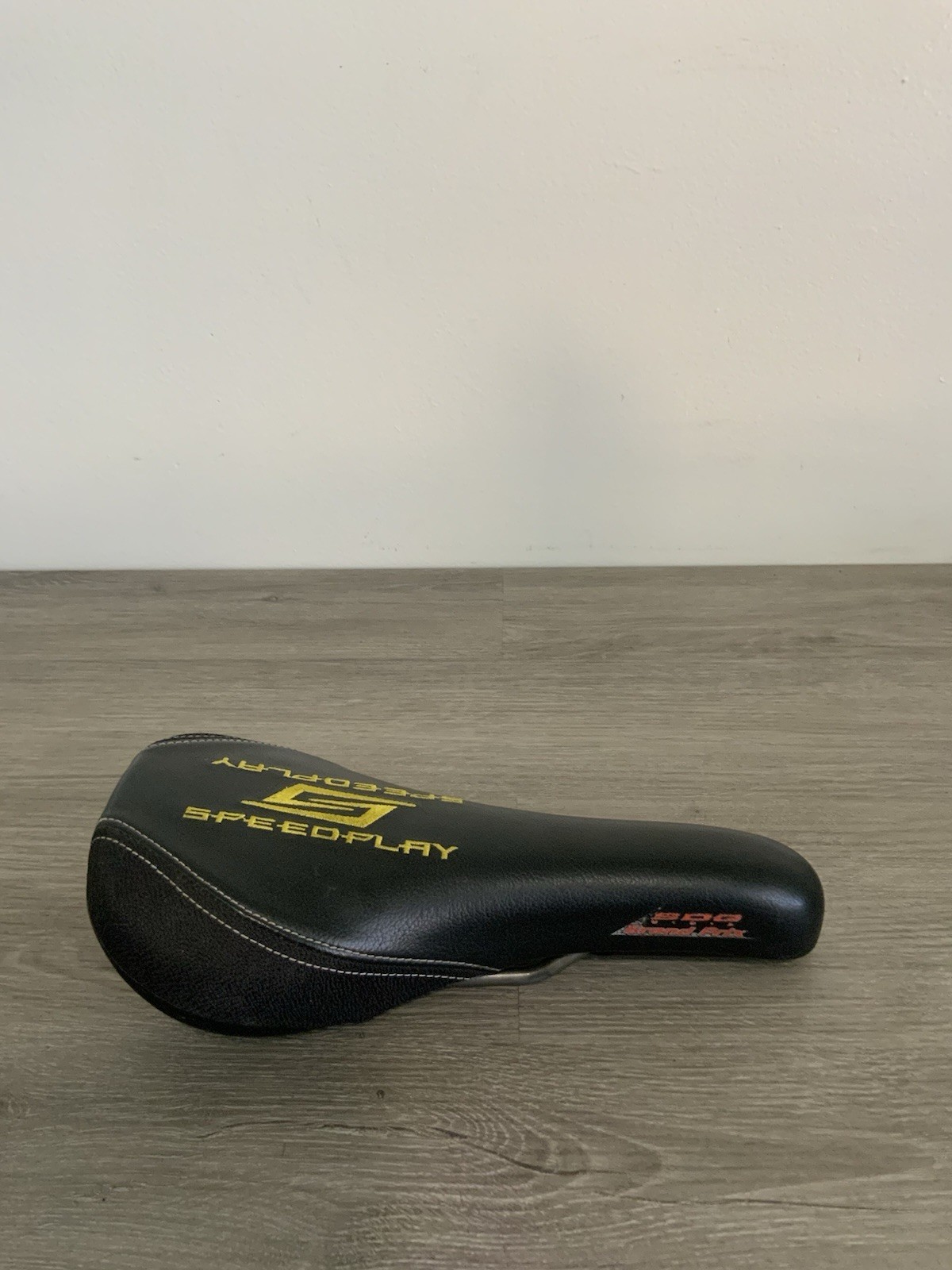 SDG GRAN PRIX SADDLE ALUMINUM RAILS 330 GRAMS 135 MM X 285 MM SPEEDPLAY EMBROIDE