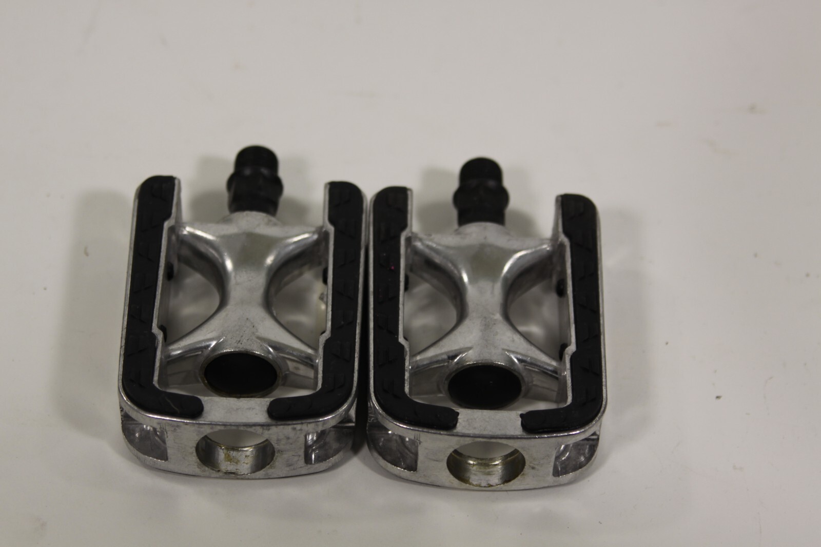 VP 609 Aluminum Platform Pedals with Resin Grips 9/16 Silver PD3
