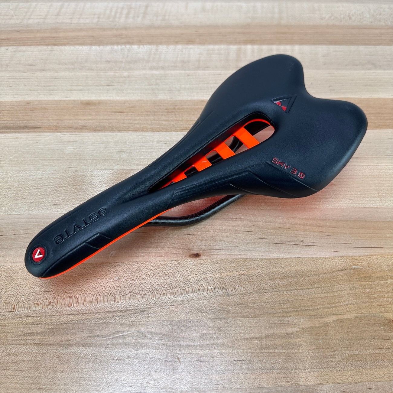 Low Mile! Astute Sky Lite 3.0 7x9mm Carbon Rails 135mm Bike Saddle 196g