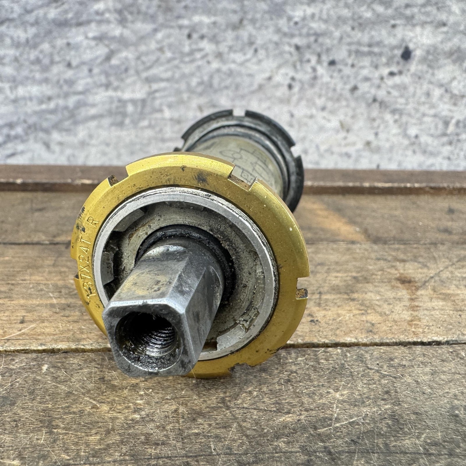 Vintage Suntour Superbe Bottom Bracket Sealed 68mm 117mm 1.37x24T JIS Gold Bike