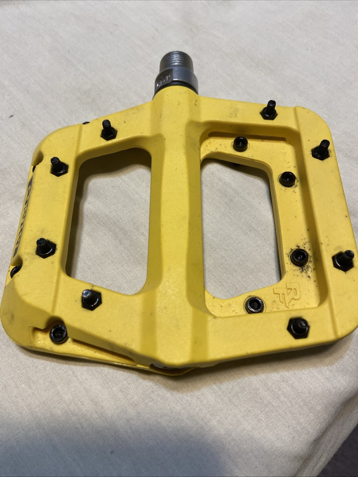 Race Face Chester Composite (R)Pedal (1/2-set ) 9/16″ – Yellow Replacement Pc.