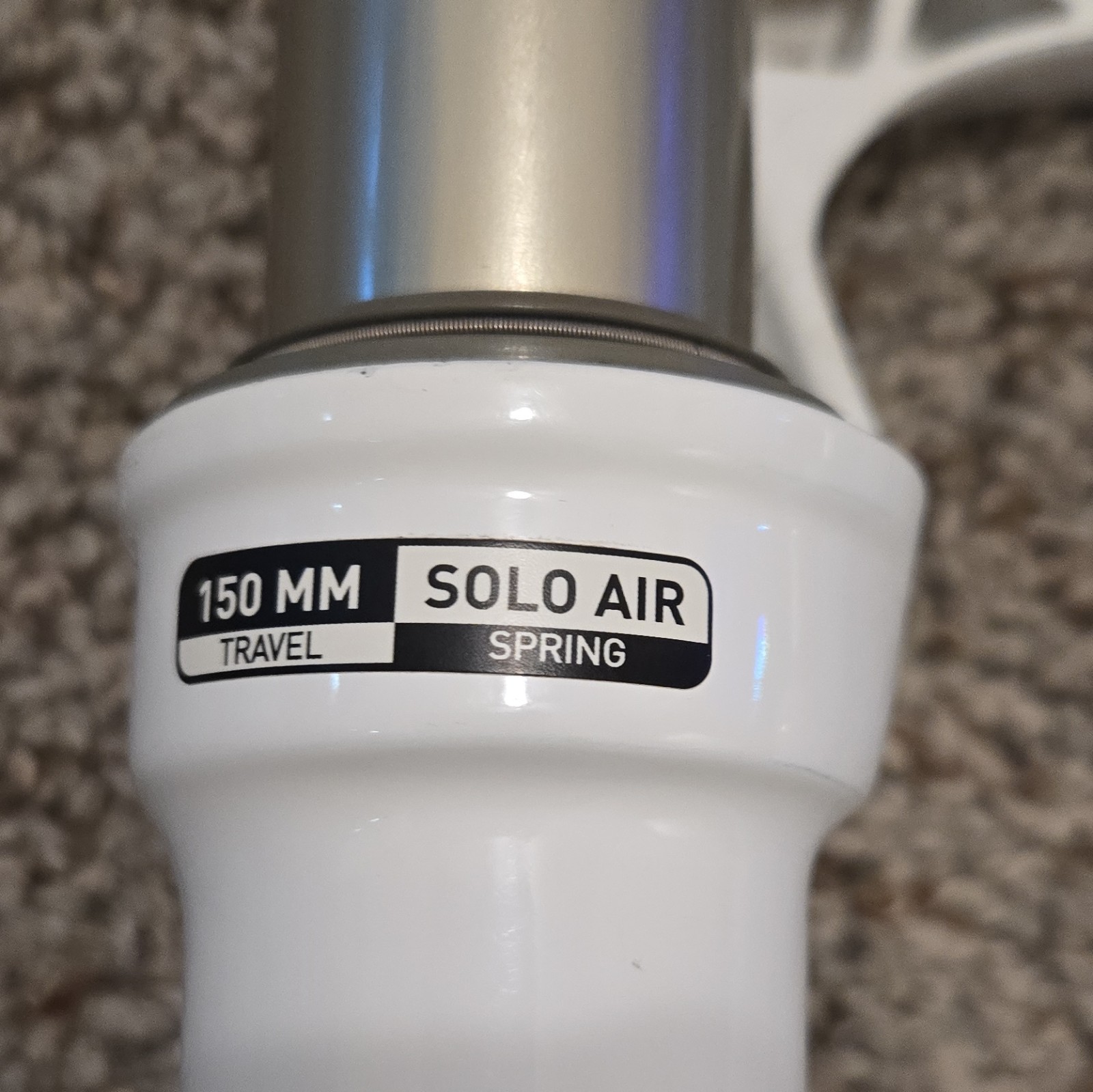 RockShox Sektor RL 26in 150mm Solo Air Lockout Rebound 1 1/8 White