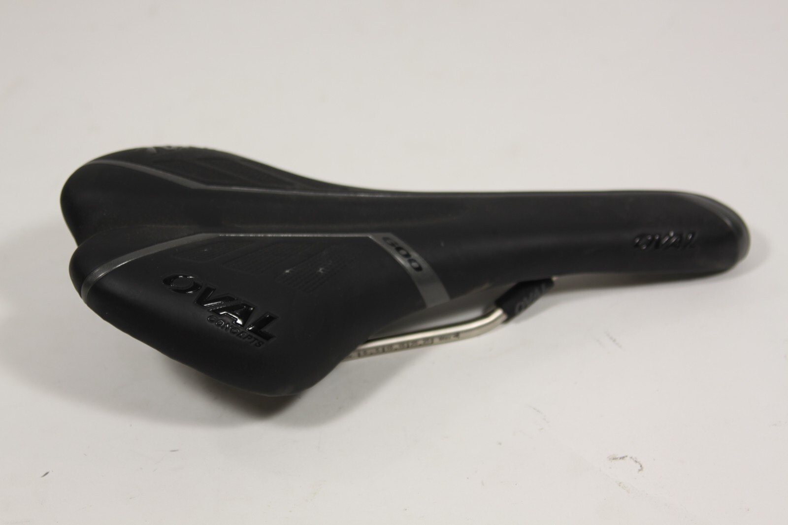 Oval Concepts 600 Saddle 130 x 280 mm CroMo/Ti rails Black & Gray