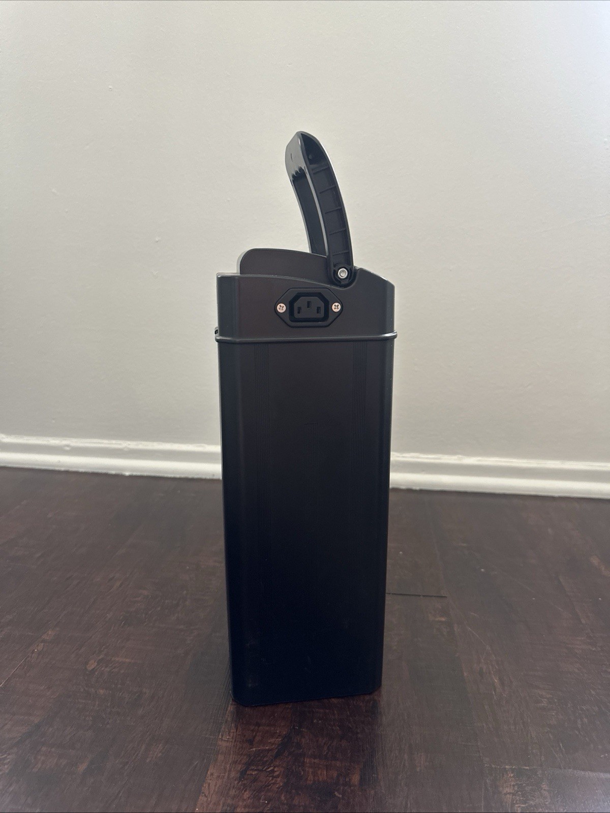 An ebike battery v48,500w, working fully good keys are with it and the charger.