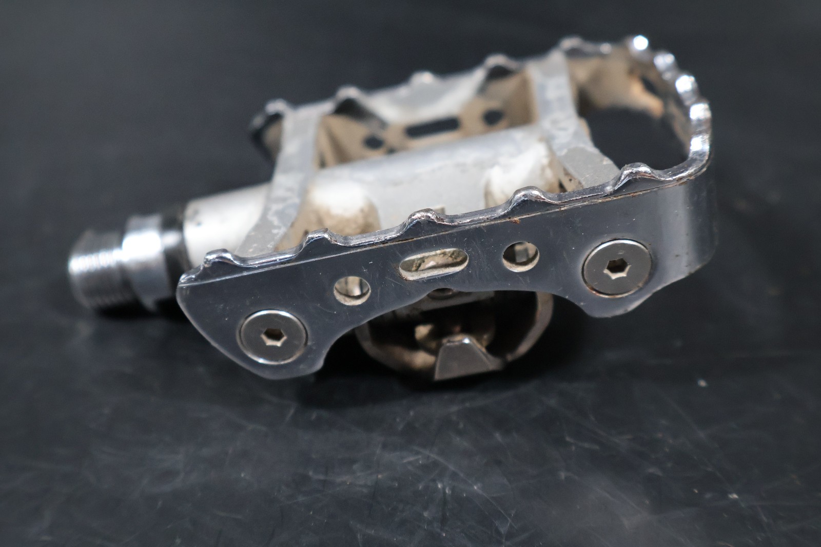 Shimano PD-M324 SPD Dual Sided Clipless Road Bike Pedals 9/16″ Touring Commuter