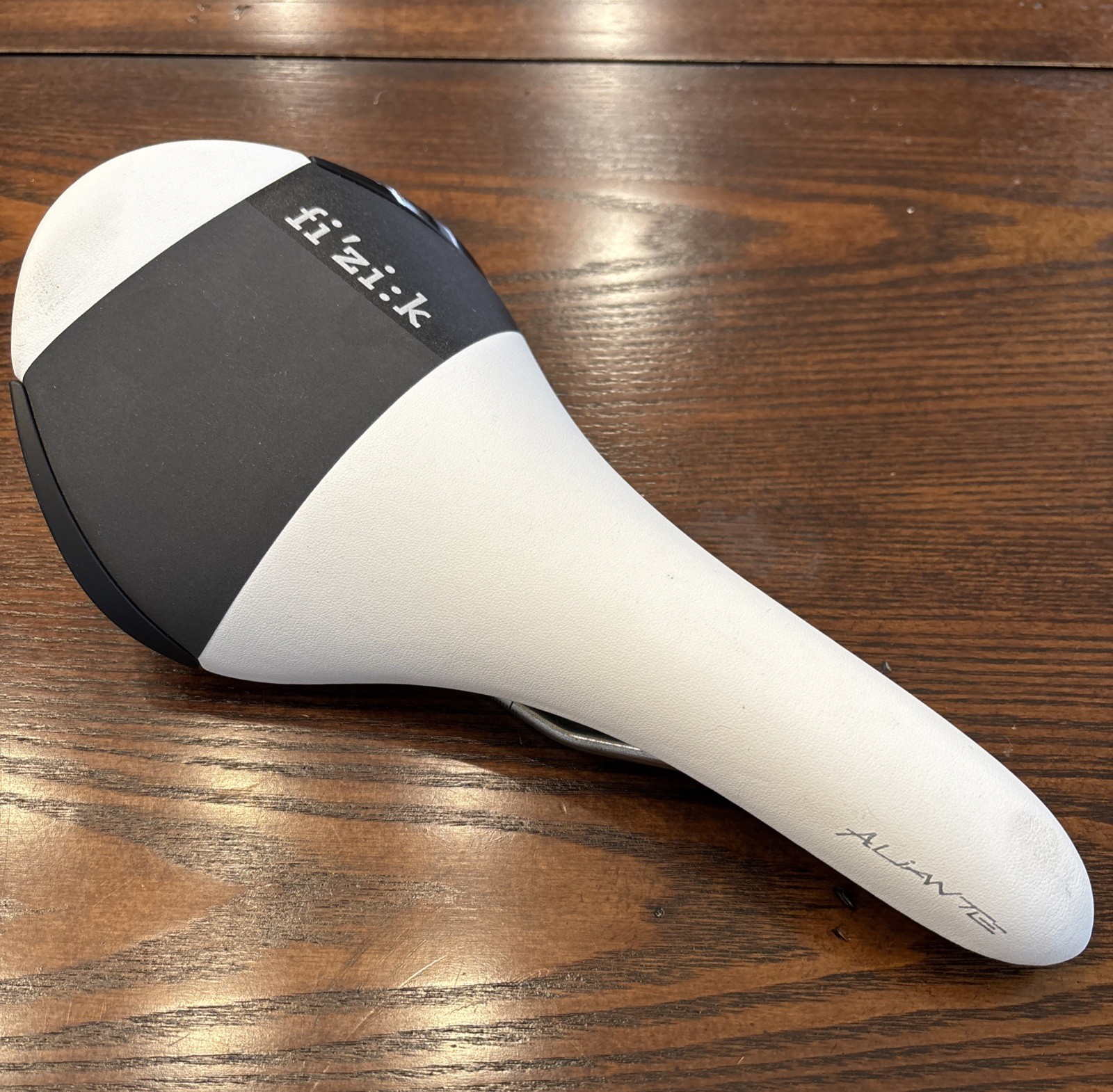 Fizik Fi’zi:k Aliante R3 Carbon Kium Rail Road Bike Saddle 140mm – Excellent