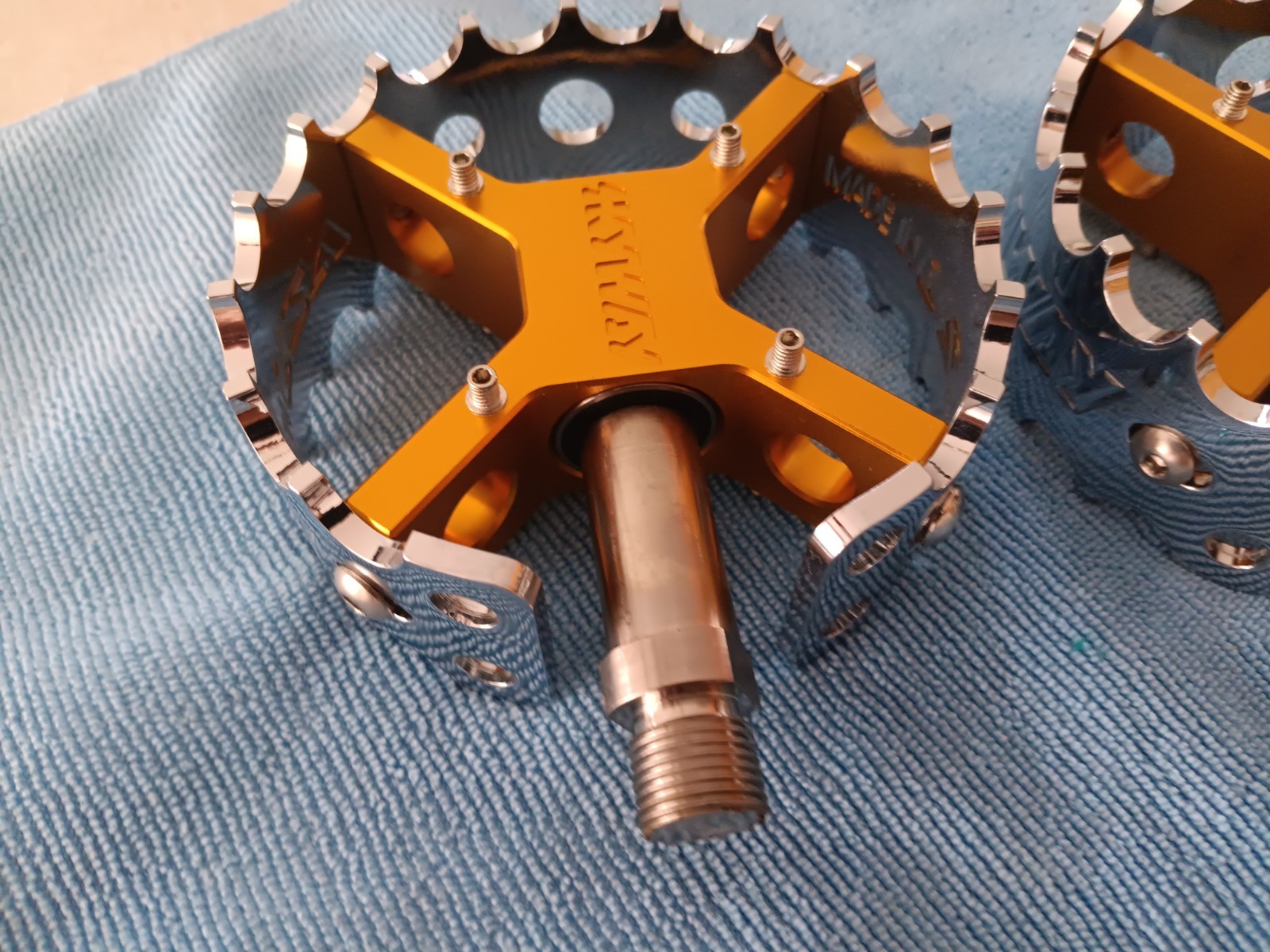 Bullseye Skyway Cage Pedals Chrome and Gold 9/16